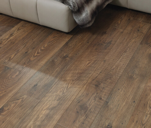 Laminatboden Vintage Classic - Detailaufnahme mit Sofa